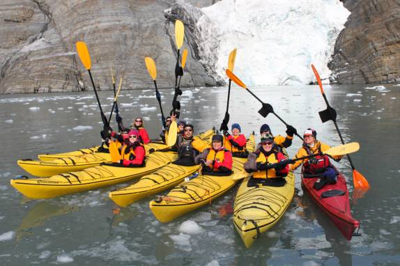 Nosso grupo reunido posa para fotos na cinematográfica baía de Gold Harbour, na Geórgia do Sul